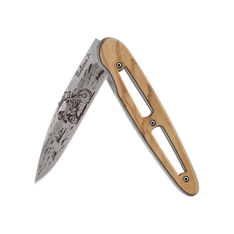 Couteau acier finition titane gris plaquette ajourée bois clair motif «trail»