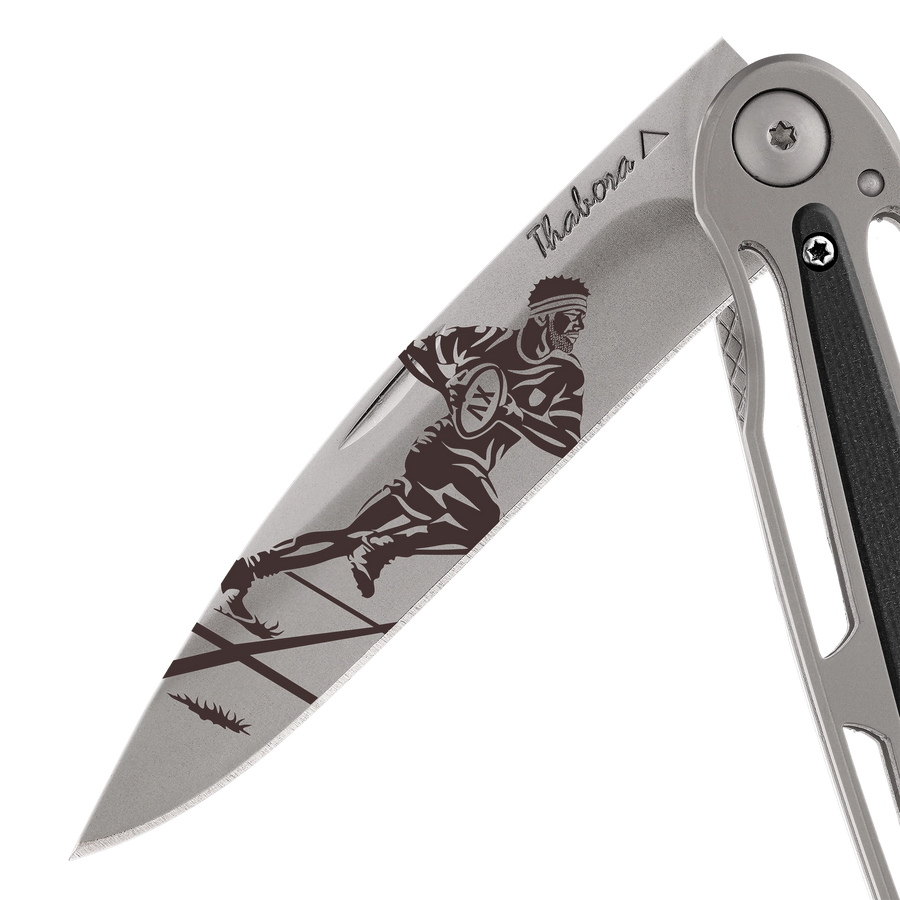 Couteau acier finition titane gris plaquette centrale résine g10 noir motif «rugbyman»