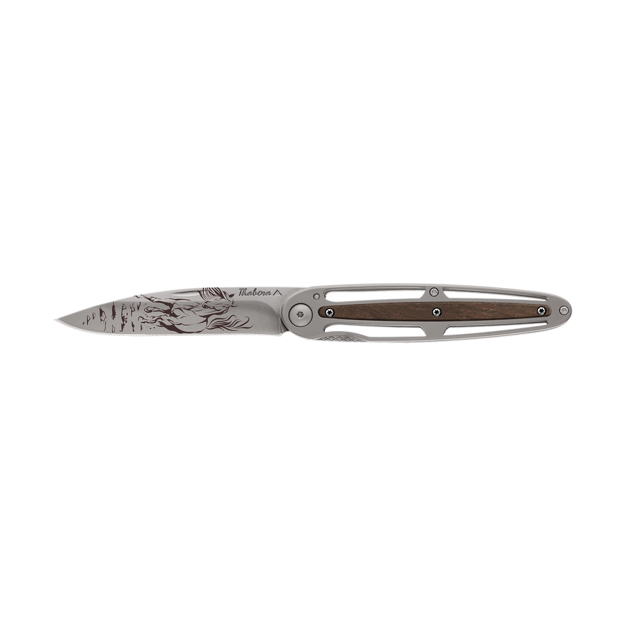 Couteau acier finition titane gris plaquette centrale bois foncé motif «cheval»