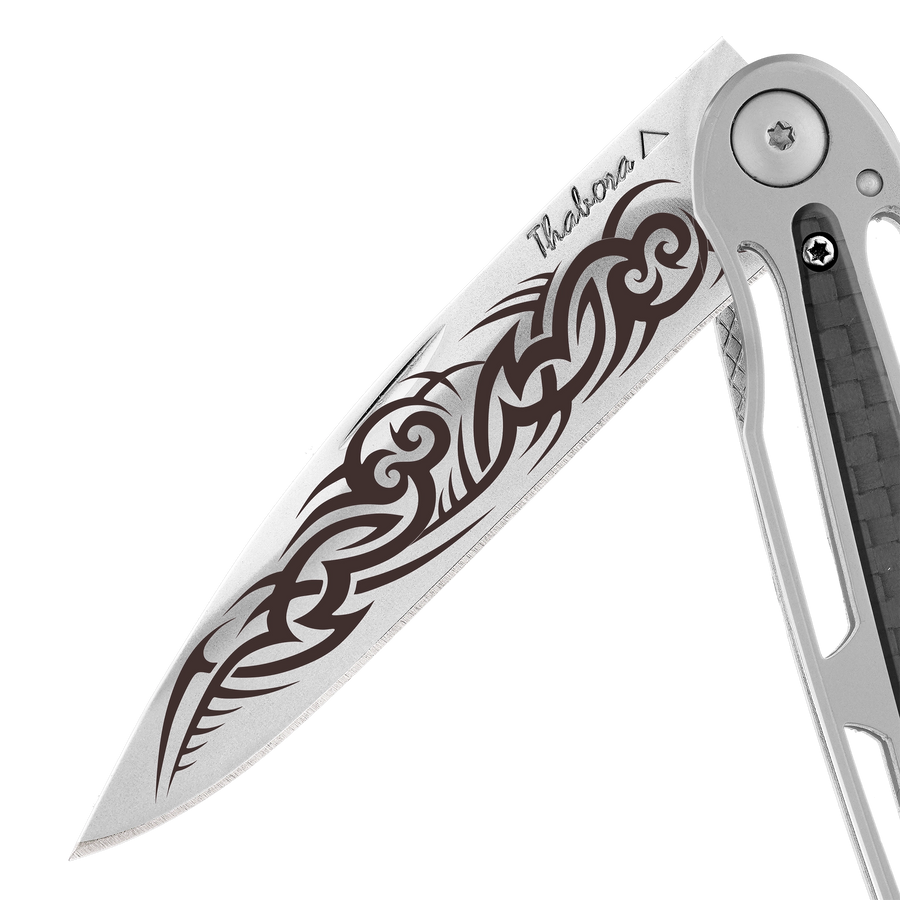 Couteau acier finition brillante plaquette centrale carbone motif «tribal gothique»