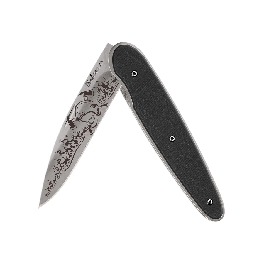 Couteau acier finition titane gris plaquette pleine résine g10 noir motif «pompier»