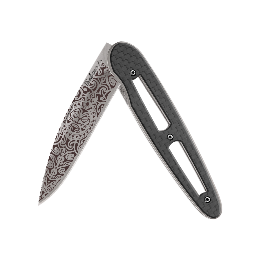 Couteau acier finition titane gris plaquette ajourée carbone motif «tiki»