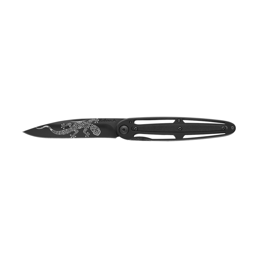 Couteau acier finition titane noir plaquette centrale résine g10 noir motif «salamandre tribale»