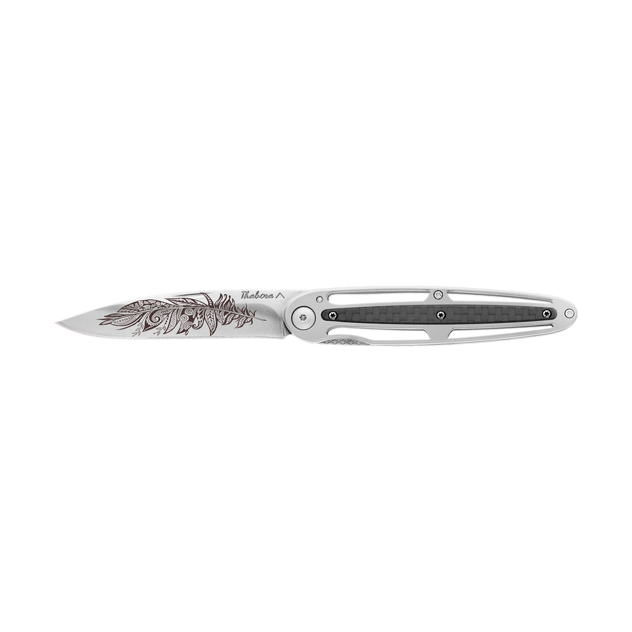 Couteau acier finition brillante plaquette centrale carbone motif «plume polynesienne»