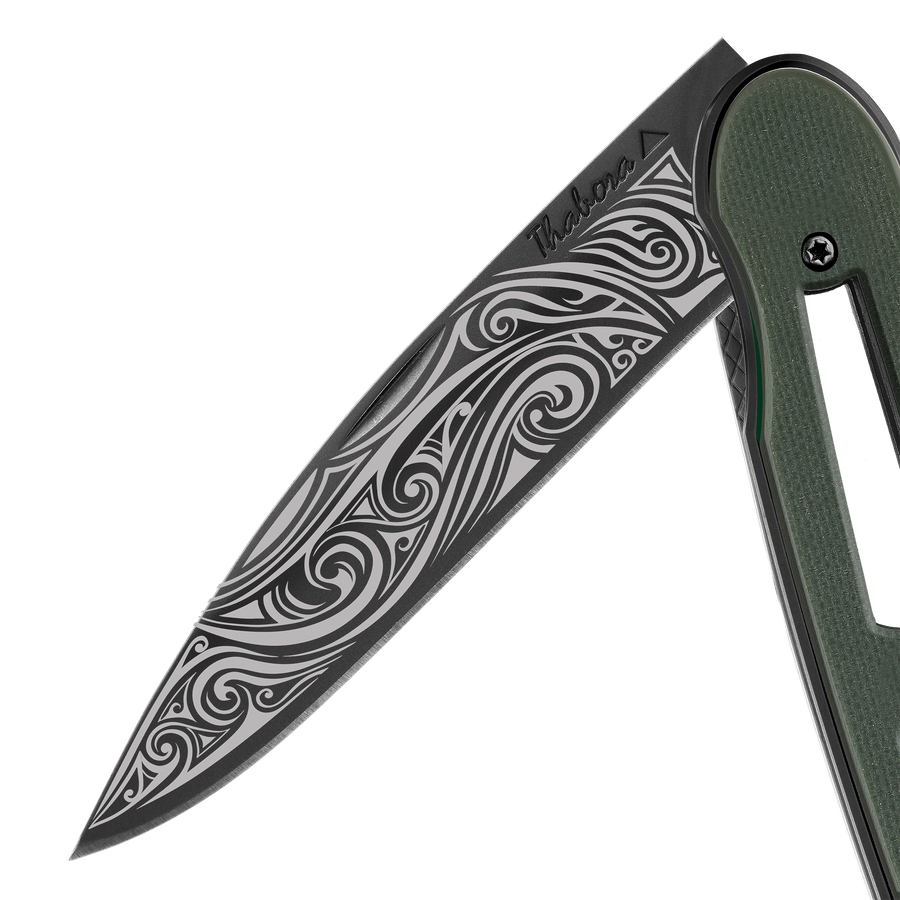 Couteau acier finition titane noir plaquette ajourée résine g10 kaki motif «volutes»