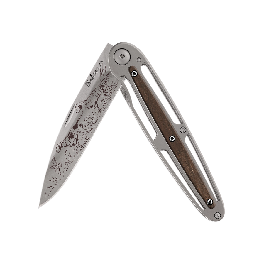 Couteau acier finition titane gris plaquette centrale bois foncé motif «chiens d'arrêt»