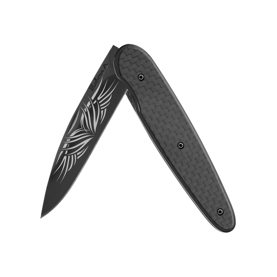 Couteau acier finition titane noir plaquette pleine carbone motif «tribal»