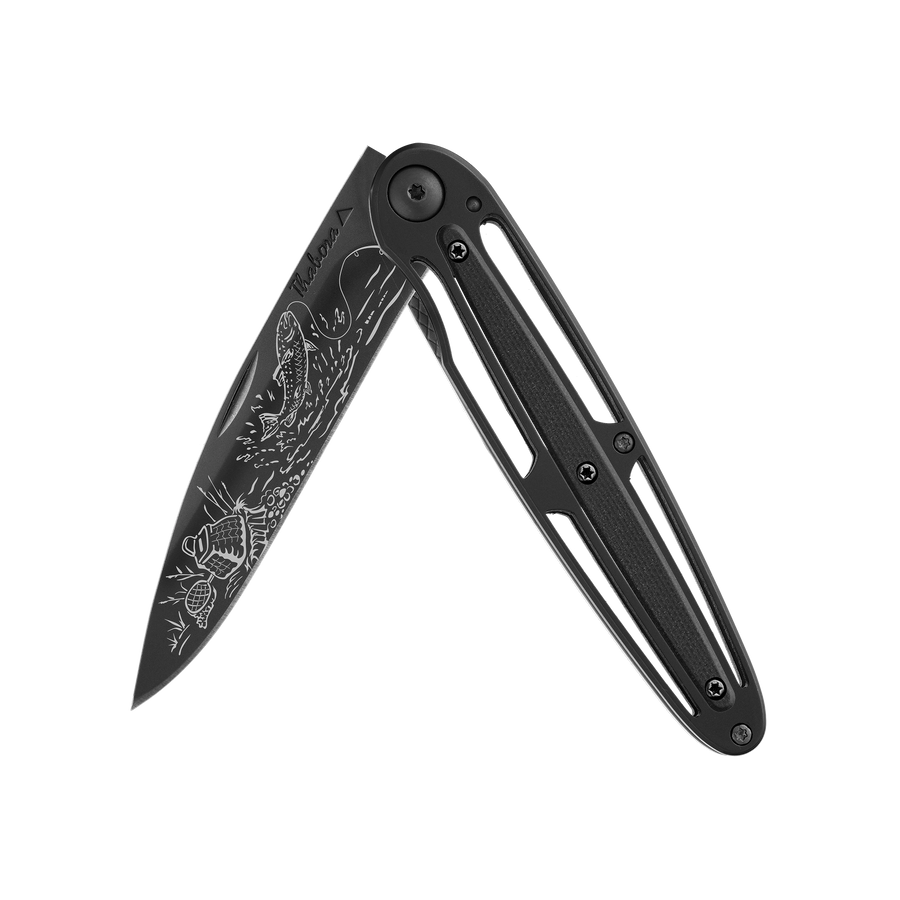 Couteau acier finition titane noir plaquette centrale résine g10 noir motif «pêche rivière»