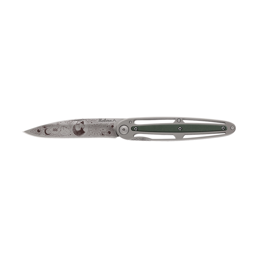 Couteau acier finition titane gris plaquette centrale résine g10 kaki motif «zodiaque verseau»