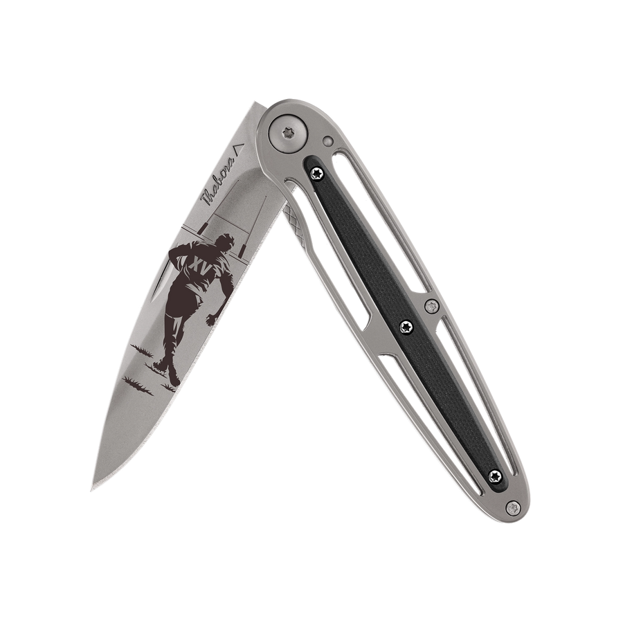 Couteau acier finition titane gris plaquette centrale résine g10 noir motif «rugby»