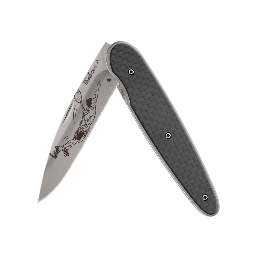 Couteau acier finition titane gris plaquette pleine carbone motif «tennisman»