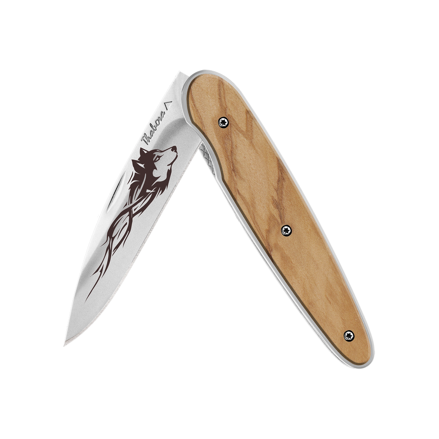 Couteau acier finition brillante plaquette pleine bois clair motif «loup tribal»