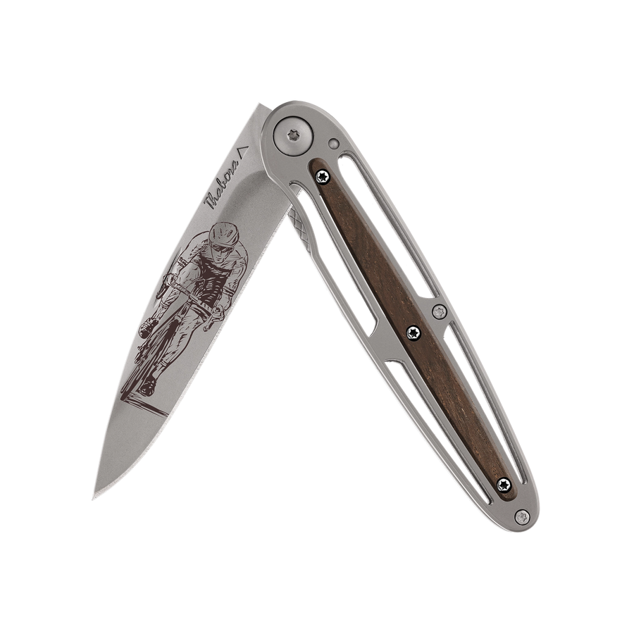 Couteau acier finition titane gris plaquette centrale bois foncé motif «cycliste»
