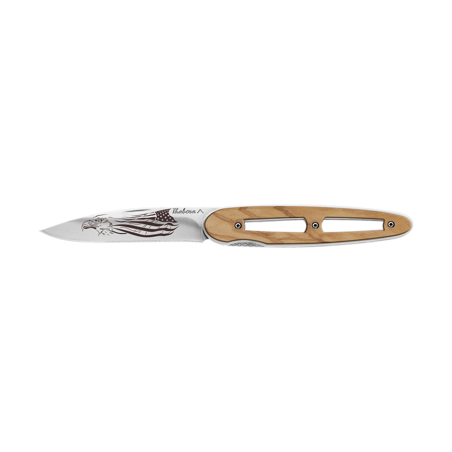 Couteau acier finition brillante plaquette ajourée bois clair motif «aigle américain»