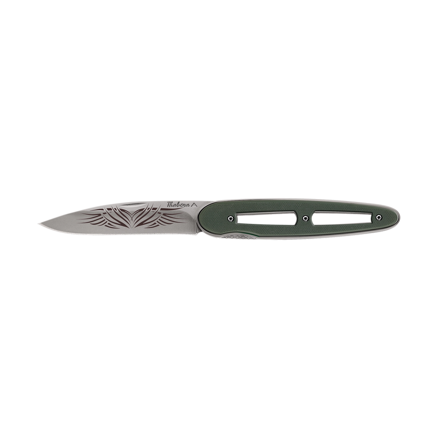 Couteau acier finition titane gris plaquette ajourée résine g10 kaki motif «tribal»