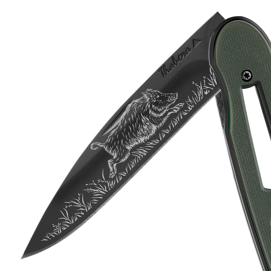 Couteau acier finition titane noir plaquette ajourée résine g10 kaki motif «sanglier»