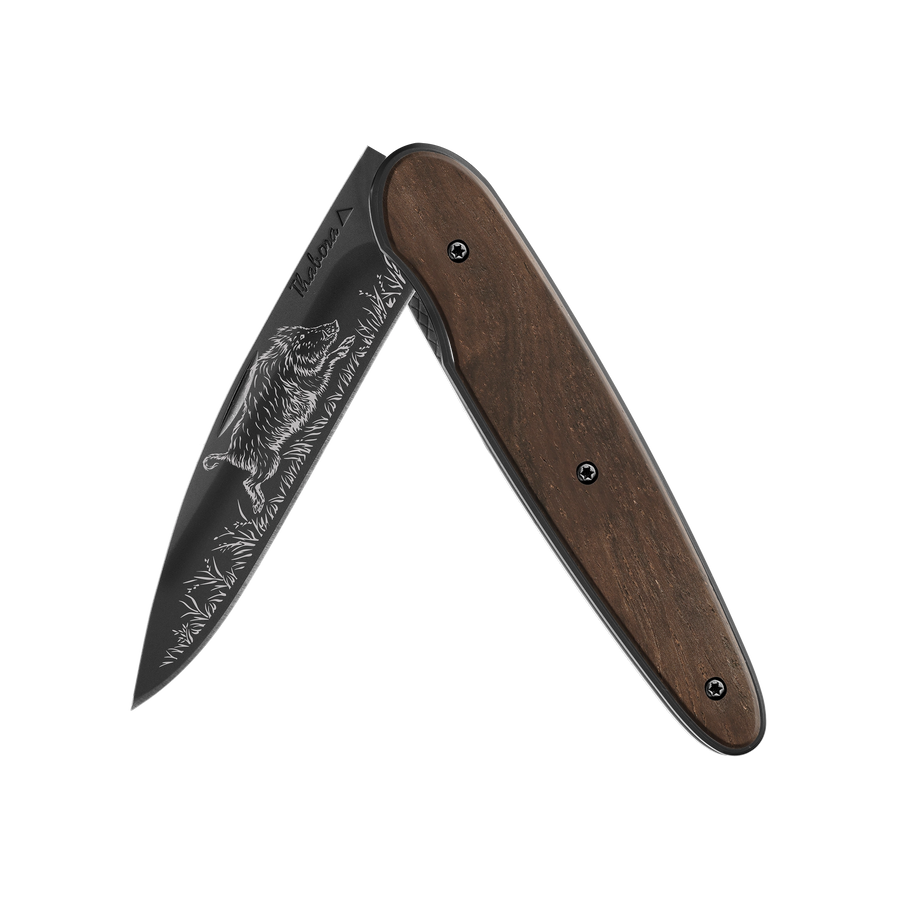 Couteau acier finition titane noir plaquette pleine bois foncé motif «sanglier»