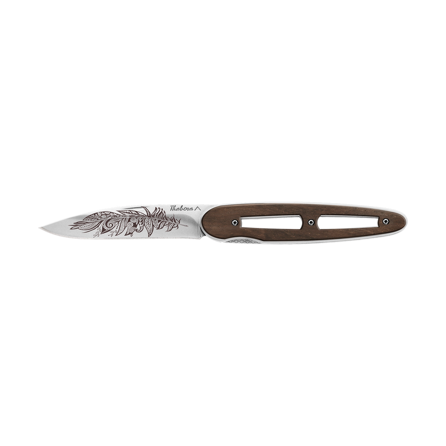 Couteau acier finition brillante plaquette ajourée bois foncé motif «plume polynesienne»
