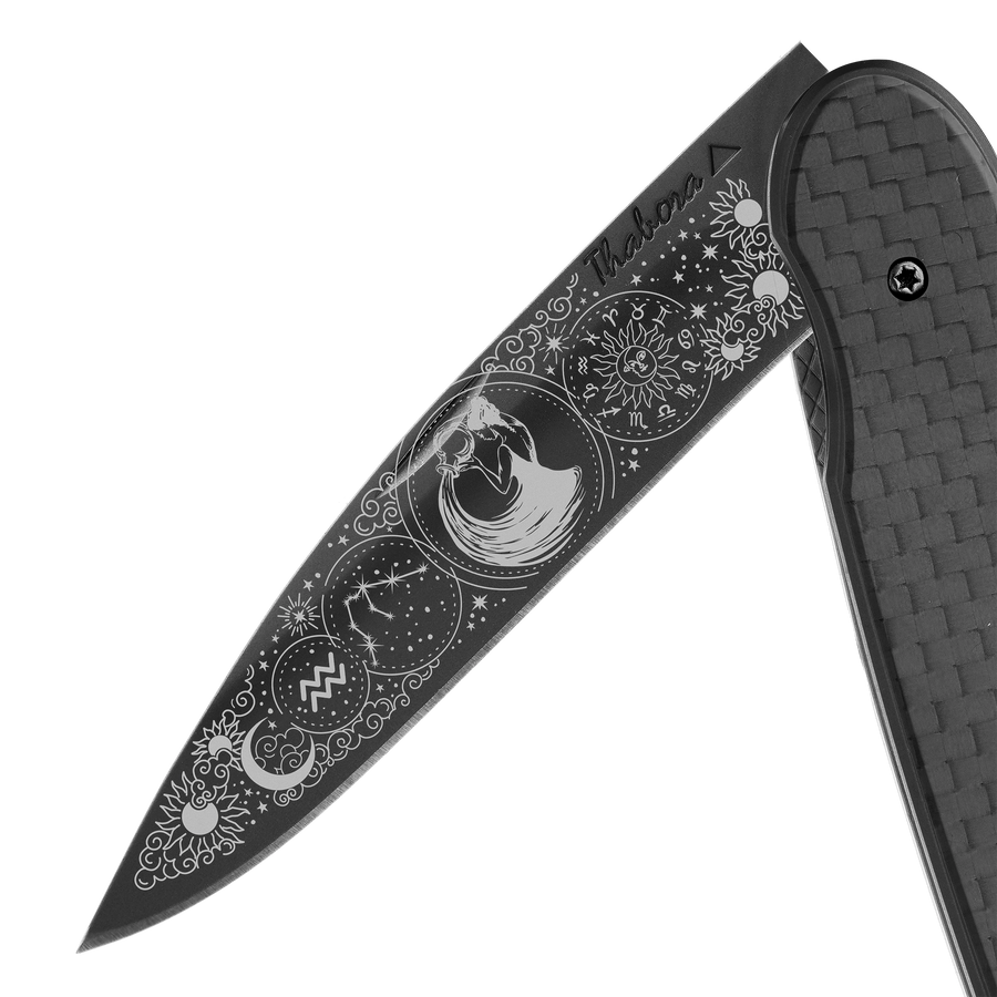 Couteau acier finition titane noir plaquette pleine carbone motif «zodiaque verseau»