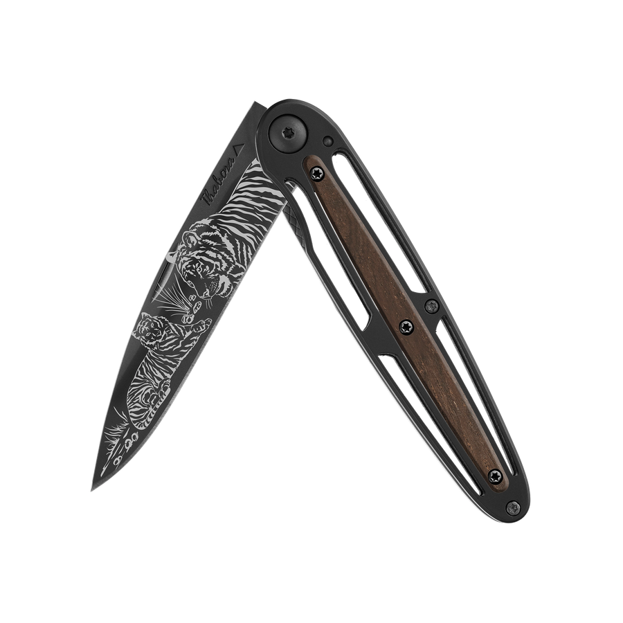 Couteau acier finition titane noir plaquette centrale bois foncé motif «tigres»