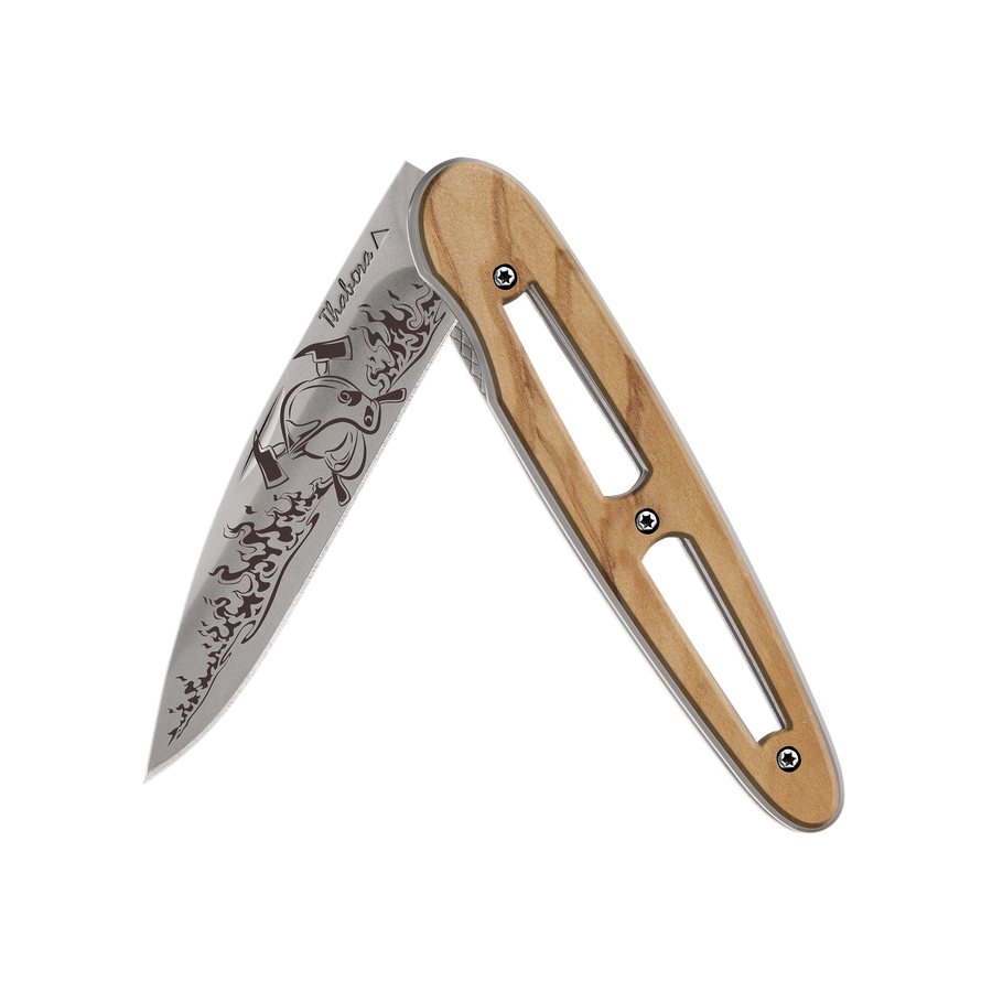 Couteau acier finition titane gris plaquette ajourée bois clair motif «pompier»