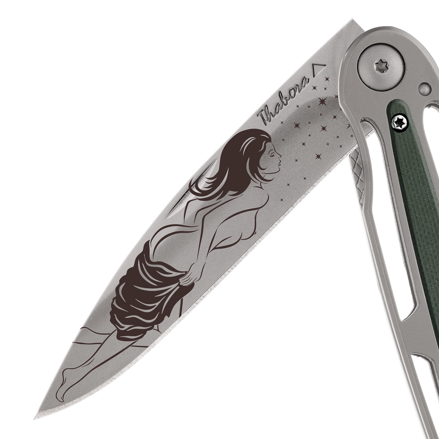 Couteau acier finition titane gris plaquette centrale résine g10 kaki motif «femme dénudée»