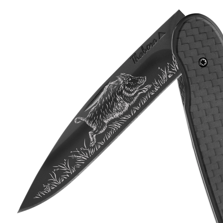 Couteau acier finition titane noir plaquette pleine carbone motif «sanglier»