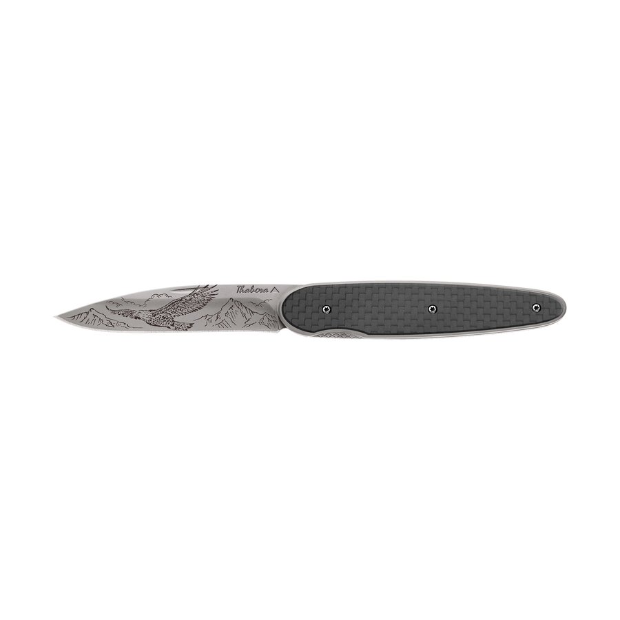 Couteau acier finition titane gris plaquette pleine carbone motif «aigle»