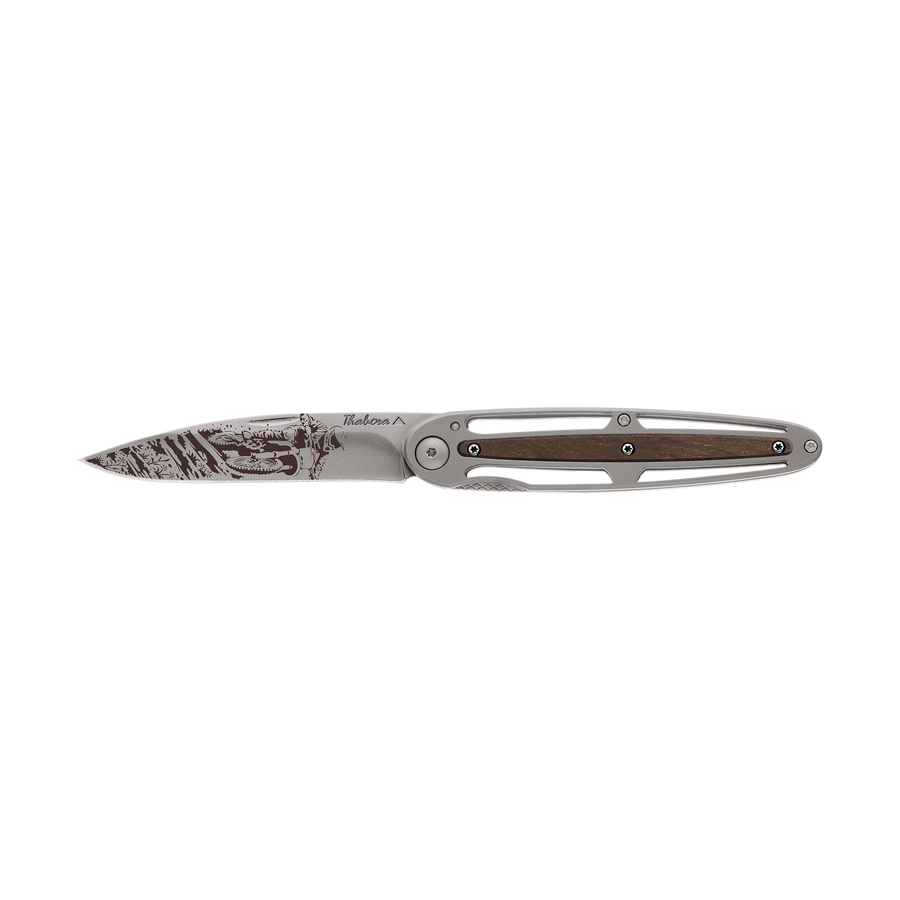 Couteau acier finition titane gris plaquette centrale bois foncé motif «motocross»