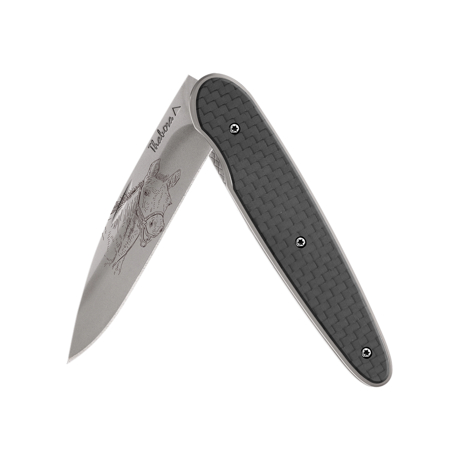 Couteau acier finition titane gris plaquette pleine carbone motif «poulain»