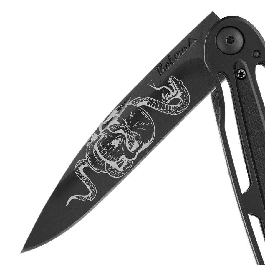 Couteau acier finition titane noir plaquette centrale résine g10 noir motif «tête de mort serpent»