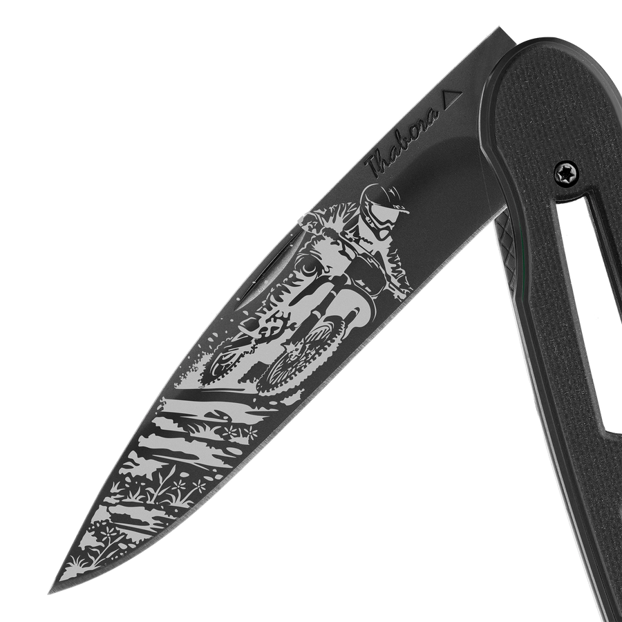 Couteau acier finition titane noir plaquette ajourée résine g10 noir motif «motocross»