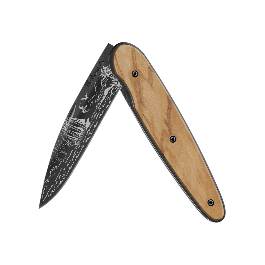Couteau acier finition titane noir plaquette pleine bois clair motif «voilier»