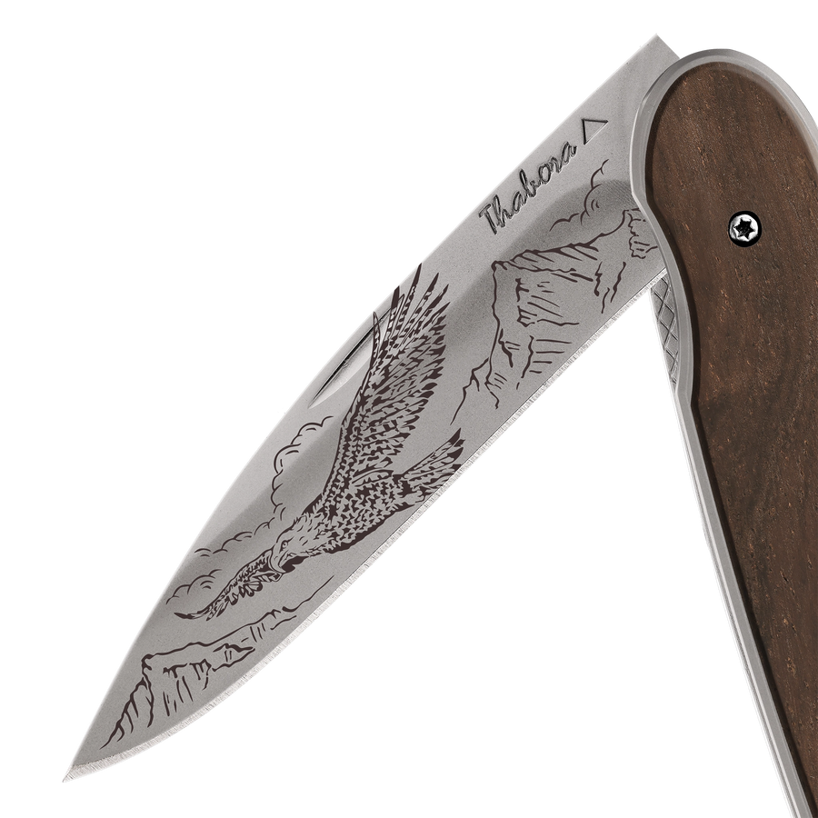 Couteau acier finition titane gris plaquette pleine bois foncé motif «aigle»