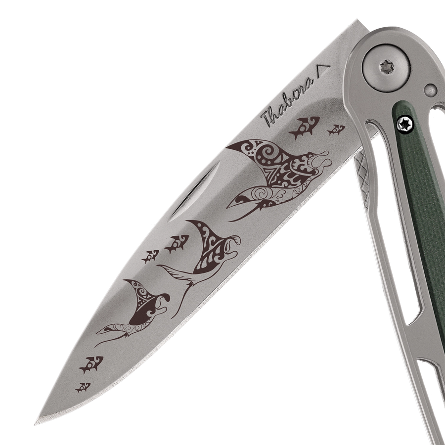 Couteau acier finition titane gris plaquette centrale résine g10 kaki motif «raie manta»