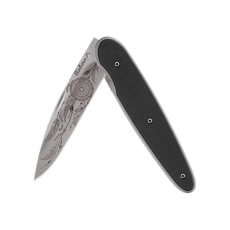 Couteau acier finition titane gris plaquette pleine résine g10 noir motif «attrape rêves»