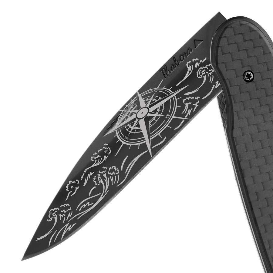Couteau acier finition titane noir plaquette pleine carbone motif «navigation»