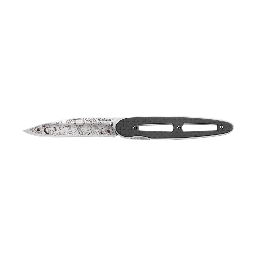 Couteau acier finition brillante plaquette ajourée carbone motif «zodiaque scorpion»