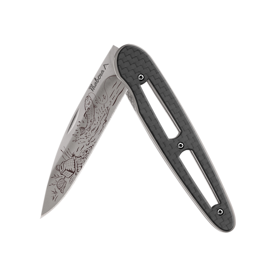 Couteau acier finition titane gris plaquette ajourée carbone motif «pêche rivière»