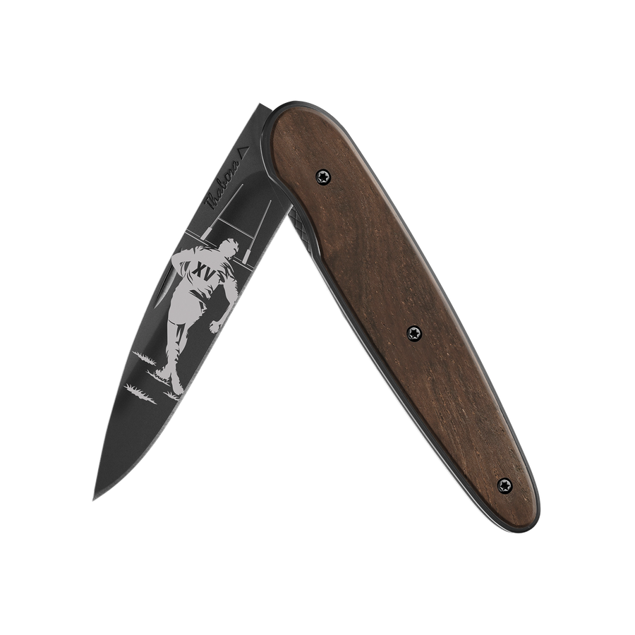 Couteau acier finition titane noir plaquette pleine bois foncé motif «rugby»