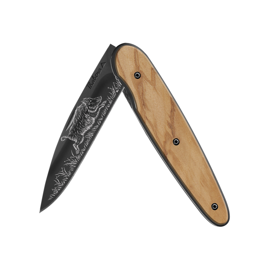 Couteau acier finition titane noir plaquette pleine bois clair motif «sanglier»