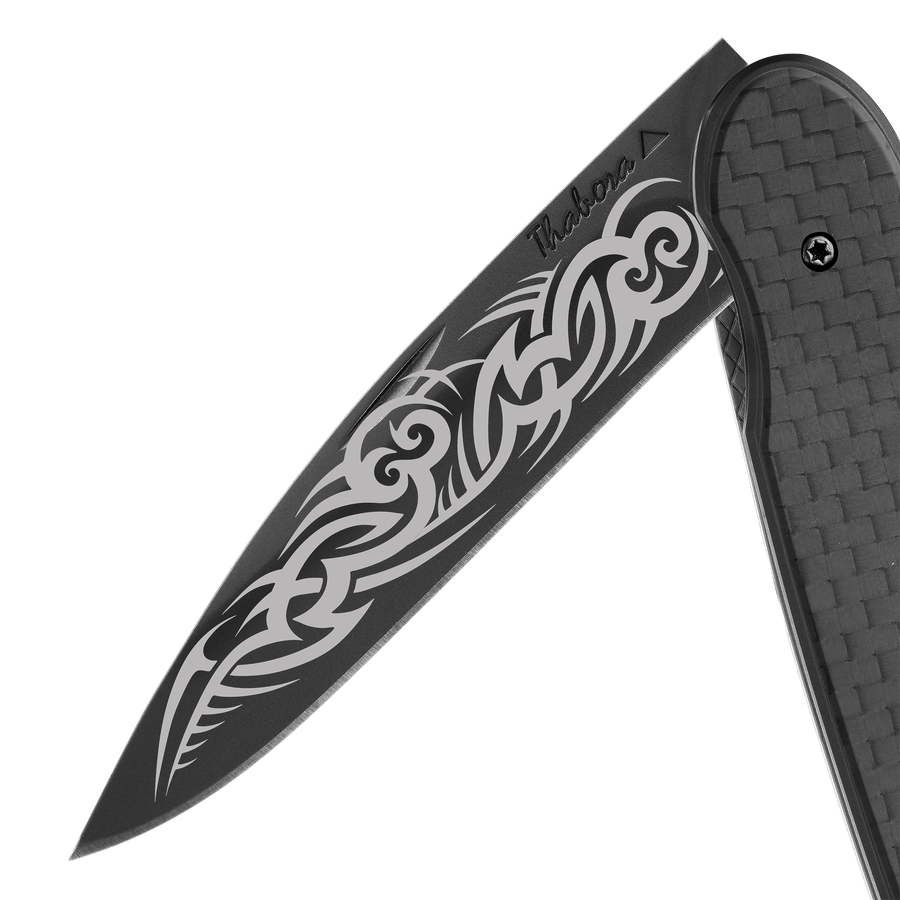Couteau acier finition titane noir plaquette pleine carbone motif «tribal gothique»