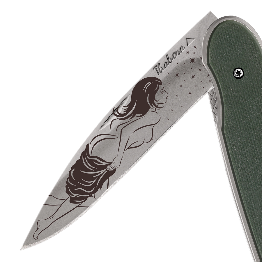 Couteau acier finition titane gris plaquette pleine résine g10 kaki motif «femme dénudée»