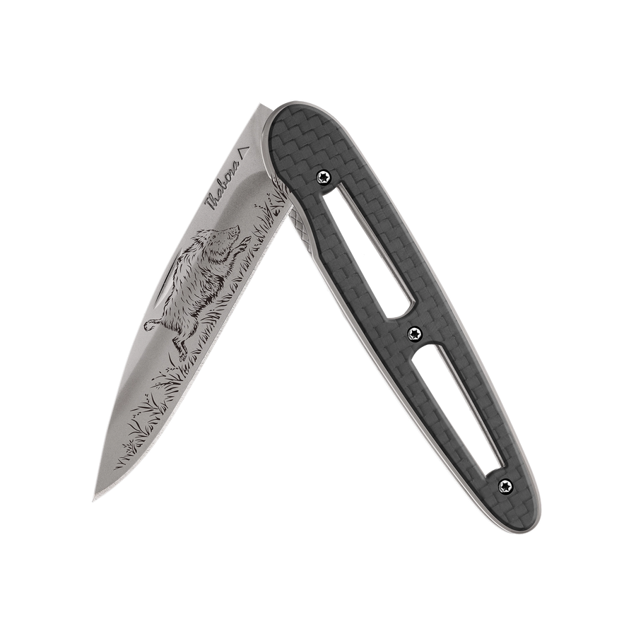 Couteau acier finition titane gris plaquette ajourée carbone motif «sanglier»