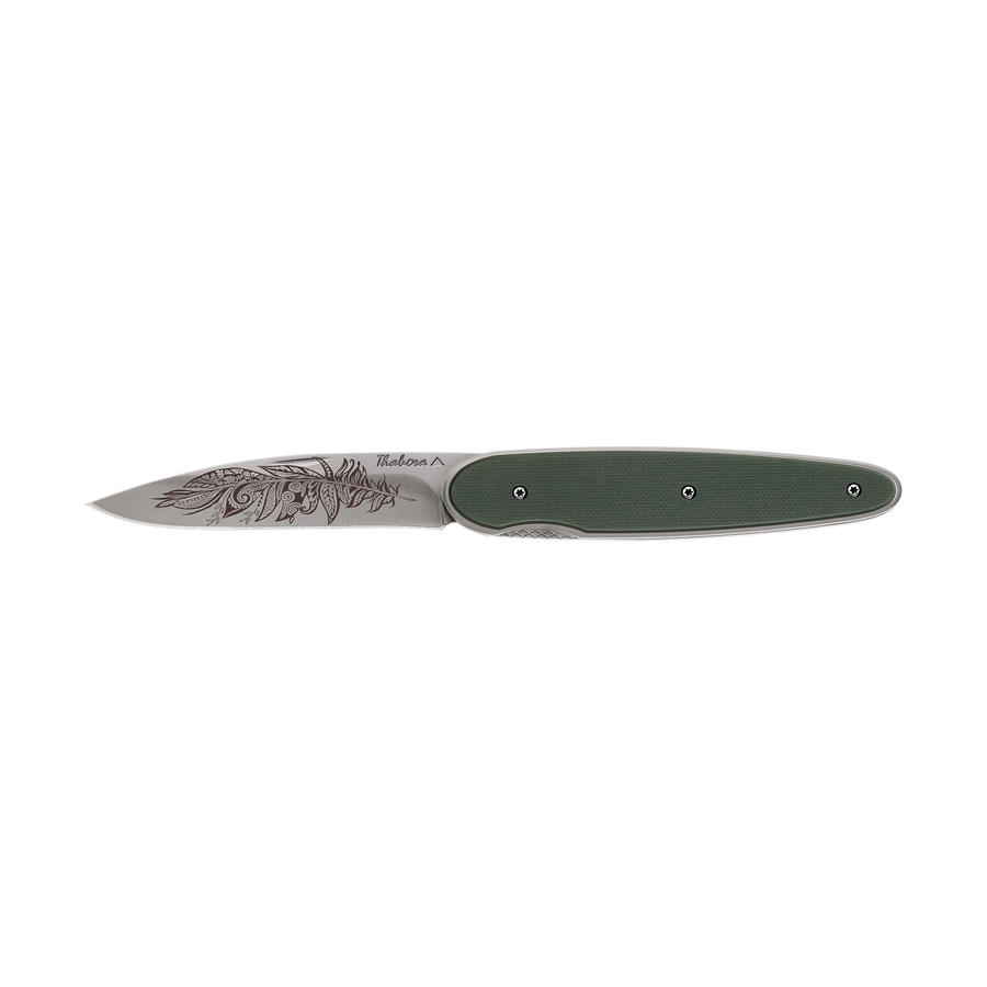 Couteau acier finition titane gris plaquette pleine résine g10 kaki motif «plume polynesienne»