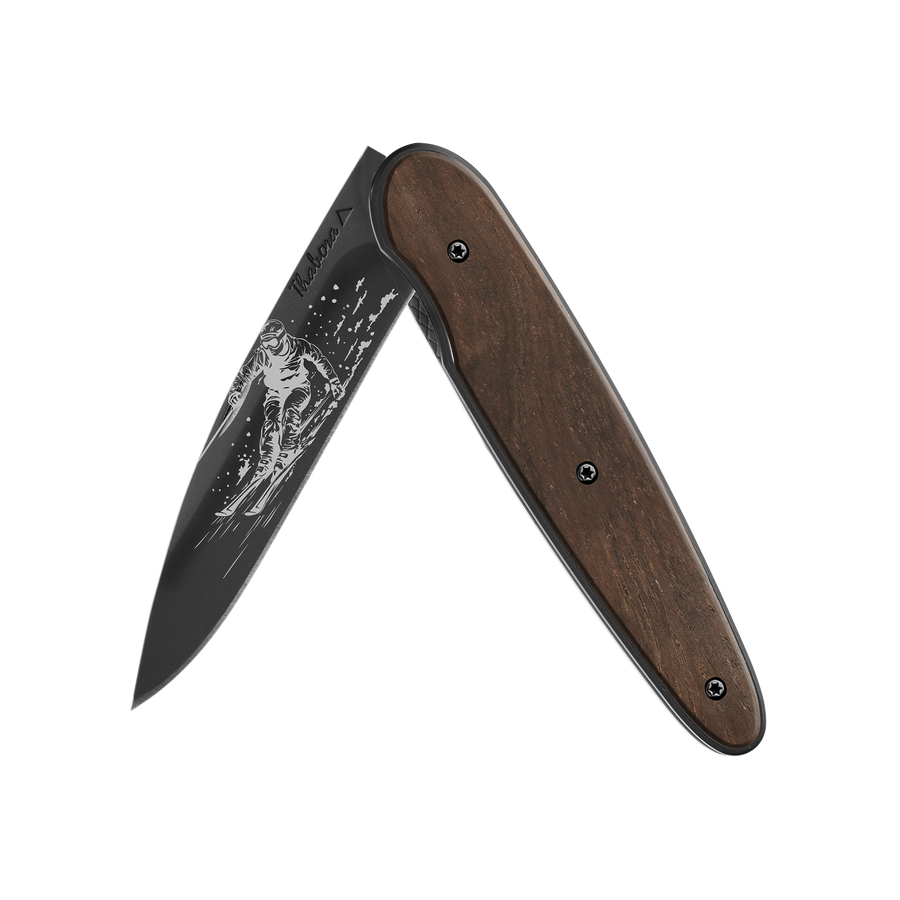 Couteau acier finition titane noir plaquette pleine bois foncé motif «skieur»