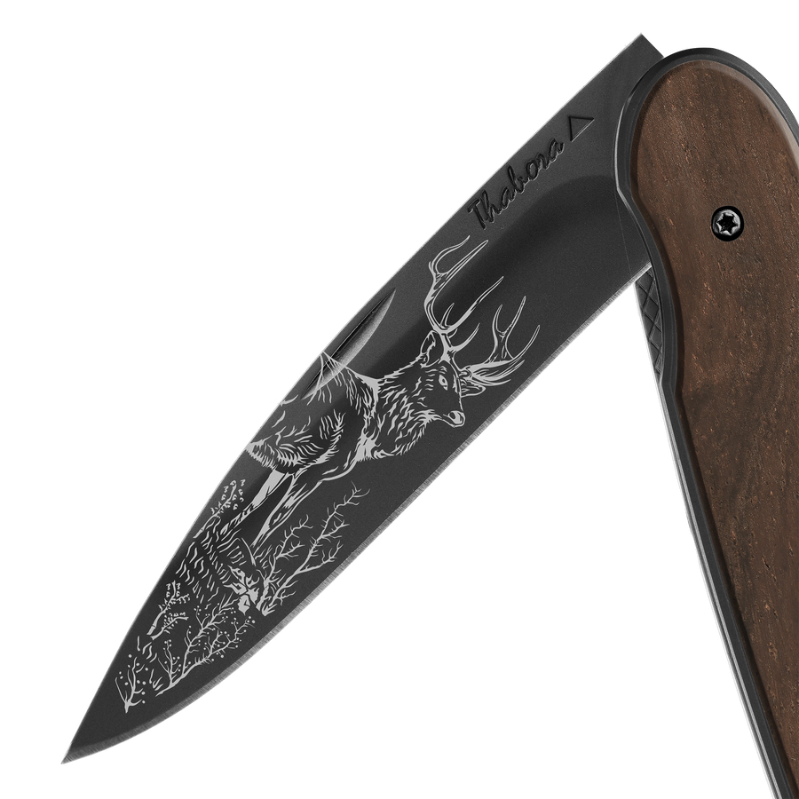 Couteau acier finition titane noir plaquette pleine bois foncé motif «cerf»