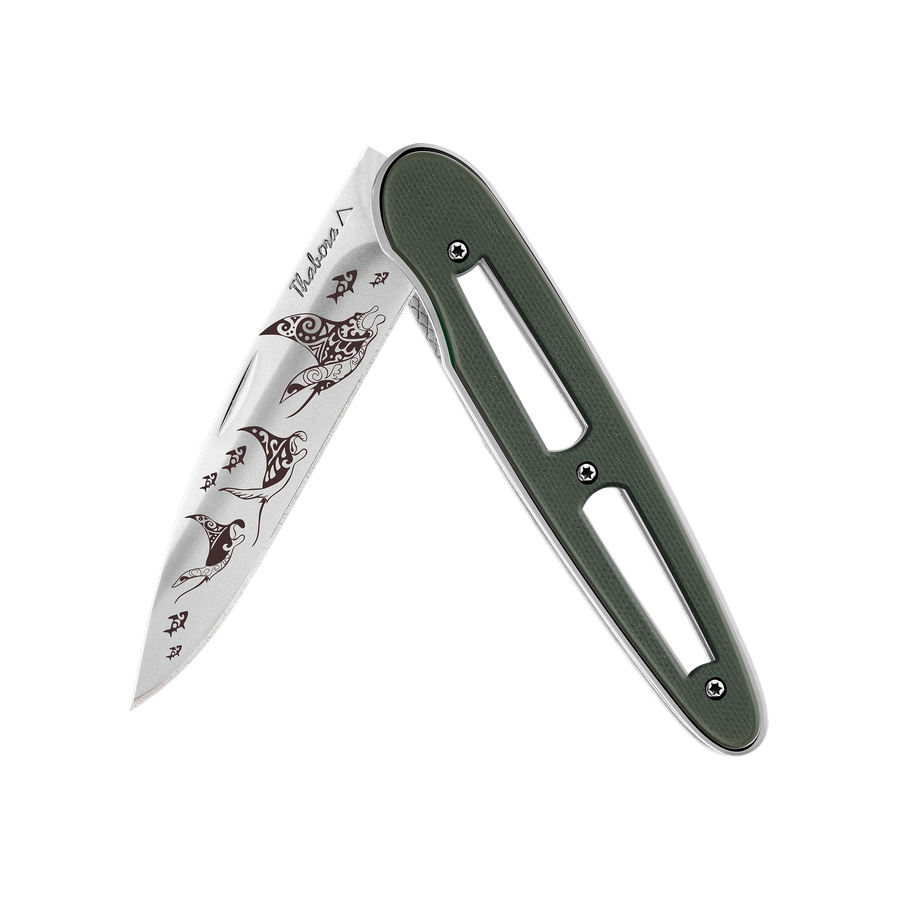 Couteau acier finition brillante plaquette ajourée résine g10 kaki motif «raie manta»