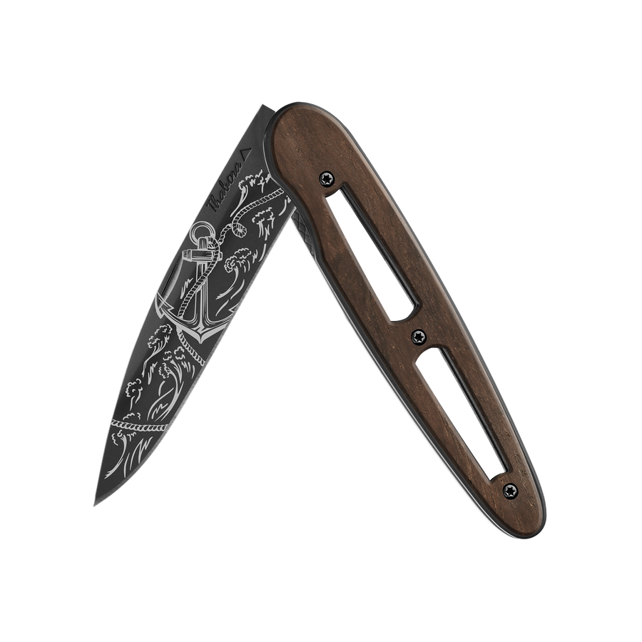Couteau acier finition titane noir plaquette ajourée bois foncé motif «ancre»
