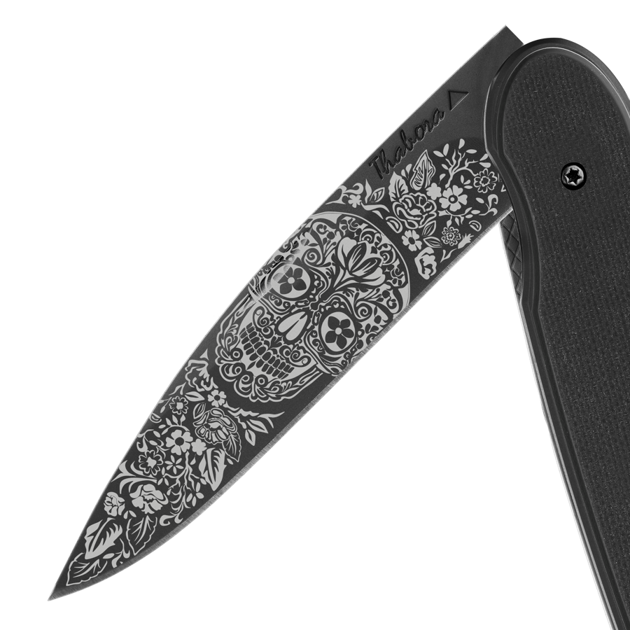Couteau acier finition titane noir plaquette pleine résine g10 noir motif «tête mexicaine»